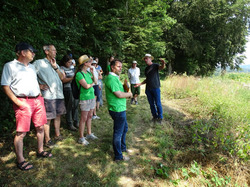 Jochen Kübler erläutert den Exkursionsteilnehmern die Anlage von Blühflächen im Ackerrandstreifen. Foto: D. Doer, LEV Bodenseekreis.