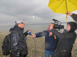 Beim zweiten Drehtermin durfte der LEV-Geschäftsführer Daniel Doer die Strandrasenschutz-Bemühungen im strömenden Regen erläutern. Foto: M. Ebert (LEL).