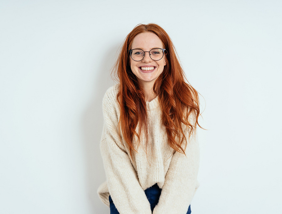 Porträt junge Frau mit Brille