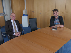 Der neue Projektmitarbeiter Thomas Ueber (rechts) stellte sich bei einem Antrittsbesuch beim LEV-Vorsitzenden Landrat Lothar Wölfle vor. Foto: D. Doer, LEV Bodenseekreis.