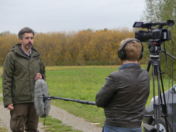Drehtermin von Regio-TV zu Biotopverbundmaßnahmen mit dem neuen Projektmitarbeiter Thomas Ueber (links) in Kressbronn. Foto: D. Boch, LEV Bodenseekreis.