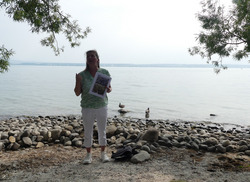 Irene Strang von der Arbeitsgruppe Bodenseeufer (AGBU) erläutert die naturschutzfachliche Bedeutung der Strandrasen-Arten, zu denen auch zwei endemische, d. h. weltweit nur am Bodensee vorkommende, Pflanzenarten gehören. Foto: D. Doer, LEV Bodenseekreis.