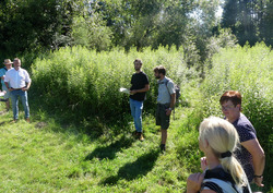 Jan Bolender (links) und Dr. Siegfried Kehl (rechts) erläutern am Ufer der Argen das NABU-Projekt „Naturvielfalt Westallgäu“. Foto: D. Doer, LEV Bodenseekreis.