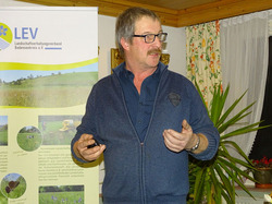 Kreisbauernverbands-Vorsitzender Dieter Mainberger erläutert die Wichtigkeit eines Dialogs zwischen Landwirten und Naturschützern. Foto: D. Doer.