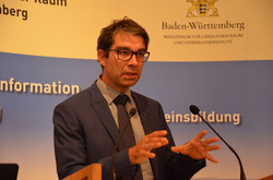Dr. Andre Baumann, Staatssekretär im Umweltministerium, hielt beim Landschaftspflegetag einen Vortrag zum Thema Natura 2000 in Baden-Württemberg. Foto: U. Schütze (Akademie Ländlicher Raum, LEL). 
