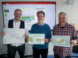 Dr. Holger Hunger (INULA), Daniel Doer (LEV) und Dieter Schmid (UNB) (v. l. n. r.) stellen das druckfrische Faltblatt zu Wiesenbächen vor. Foto: B. Geiselhart, Freie Journalistin.