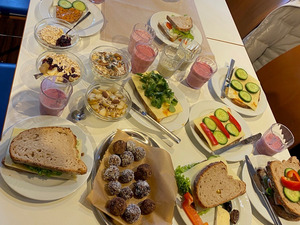 Gedeckter Tisch mit gesunden Frühstücksgerichten