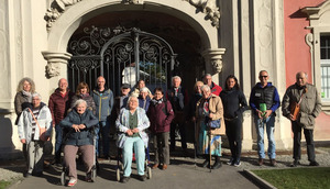 Menschen bei der Besichtigung einer Kirche