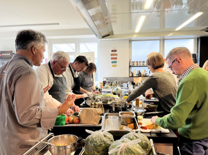 Workshop-Teilnehmende kochen gemeinsam