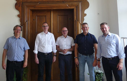 Gruppenfoto der Grußwortredner und Verantwortlichen nach der LEV-Jubiläumsmitgliederversammlung (v.l.n.r.): Daniel Doer (LEV-Geschäftsführer), Volker Frede (Bürgermeister Hagnau am Bodensee), Karl-Heinz Lieber (Naturschutz-Abteilungsleiter Umweltministerium), Reinhold Schnell (Bürgermeister Neukirch und Stellvertretender LEV-Vorsitzender) sowie Luca Wilhelm Prayon (Landrat Bodenseekreis und LEV-Vorstandsvorsitzender). Foto: J. Seif, LEV Bodenseekreis.