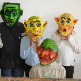 Teilnehmende an der Jungendkunstschule tragen selbst gestalteten Masken 