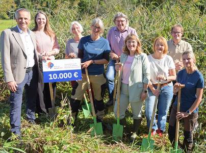 Förderer, Vertretende der Baufirmen, des Stiftungsrats, der Grundschule Eriskirch und Mitarbeiterinnen des Naturschutzzentrums beim symbolischen Spatenstich des Keschersteg im Eriskircher Ried.