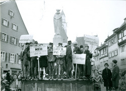 Die „Maoisten“ vom Überlinger Gymnasium protestieren am „Schmotzigen Duschtig“ 1968 (Foto: Alexander Plappert).