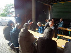 Auf dem Hof des Gastgebers Herrn Homburger ging es zunächst um verschiedene Aspekte des Themenfelds Landwirtschaft und Naturschutz. Foto: D. Doer.