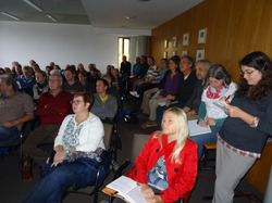 Über 60 Fachleute aus dem Bodenseekreis und den Nachbarkreisen Konstanz und Ravensburg verfolgten interessiert die Ausführungen zur Mähgut-Übertragungsmethode. Foto: D. Doer Über 60 Fachleute aus dem Bodenseekreis und den Nachbarkreisen Konstanz und Ravensburg verfolgten interessiert die Ausführungen zur Mähgut-Übertragungsmethode. Foto: D. Doer