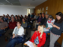 Über 60 Fachleute aus dem Bodenseekreis und den Nachbarkreisen Konstanz und Ravensburg verfolgten interessiert die Ausführungen zur Mähgut-Übertragungsmethode. Foto: D. Doer