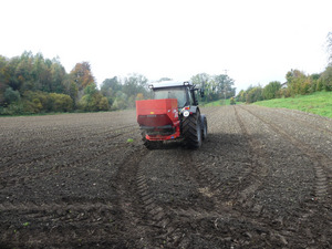 Beispiel für die Umsetzung von Biotopverbundmaßnahmen: Auf einer früheren Hopfenanlage in Kressbronn bringt ein Düngestreuer das Saatgut für die Anlage einer artenreichen Wiese aus. Foto: T. Ueber, LEV Bodenseekreis.