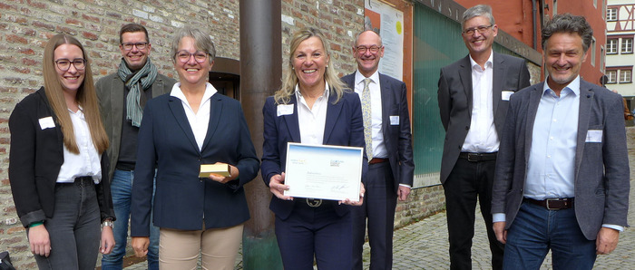 Ein Teil des Energieteams Bodenseekreis bei der Preisverleihung in Ravensburg (v. l.): Nadine Vögtlin (Auszubildende), Tobias Gähr (Straßenbauamt), Dorothea Hose-Groeneveld (Energie- und Klimaschutzmanagement), Gudrun Homburger (Amt für Kreisentwicklung und Baurecht), Landrat Lothar Wölfle, Stefan Stoeßel (Abfallwirtschaftsamt), Klaus Ruff (Amt für Wasser- und Bodenschutz). Foto: Landratsamt Bodenseekreis