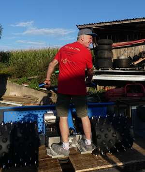 Thomas Müller präsentiert auf seinem Hoffest stolz das „Landschaftspflegepreis-T-Shirt“. Foto: D. Doer, LEV Bodenseekreis e.V.