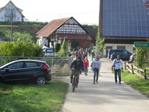 Apfelwandertag, Besucher wandern zum Hof