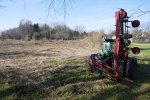 Neu im Maschinenpark von Thomas Müller, Seitenbandschwader zum Entfernen von Mahdgut an Gräben im Heuried im Landkreis Lindau, 06.02.2024. Foto: M. Berghofer, LPV Lindau-Westallgäu e. V.