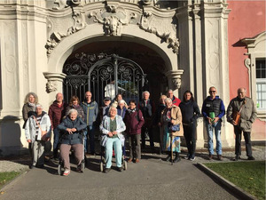 Menschengruppe vor einer großen Kirche