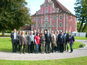 Gruppenbild vor einem Schloss