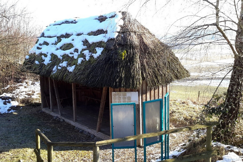 Diese Hütte oberhalb der Heckrinderweide ermöglicht ungestörte sowie wind- und wettergeschützte Vogelbeobachtung und bietet einen weiten Blick in das Projektgebiet.