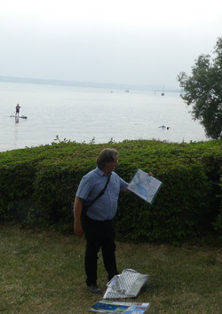 LEV-Geschäftsführer Daniel Doer informiert die Gäste über die Bedeutung der Flachwasserzone des Bodensees für Tiere und Pflanzen und das dortige FFH-Gebiet am Bodenseeufer. Foto: Th. Ueber, LEV Bodenseekreis