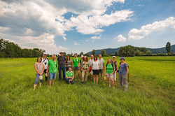 Gruppenfoto im Großen Ried nach Erläuterungen zum Thema Biotopverbund für eine gefährdete Schmetterlingsart auf Feuchtwiesen. Foto: T. Ackermann, Lichtemotionist.de.