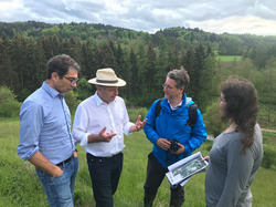 Dr. Andre Baumann (links) lässt sich von Herrn Hahn MdL, Daniel Doer und Jasmin Seif, beide LEV, auf einer Mähwiese im FFH-Teilgebiet Guckenbühl Naturschutzmaßnahmen zeigen. Foto: K.-H. Lieber, Umweltministerium BW.