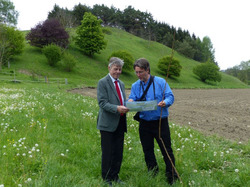 Der DVL-Vorsitzende Josef Göppel erhält vom LEV-Geschäftsführer Daniel Doer Erläuterungen zur Robinien-Problematik auf dem Hang im Hintergrund. Foto: J. Seif.