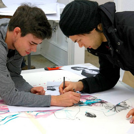 Zwei Teilnehmende an der Jungendkunstschule beim Zeichnen