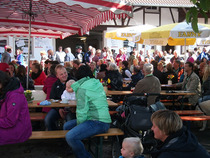 Apfelwandertag, Besucher beim Essen und Trinken