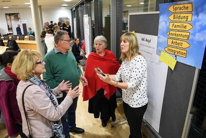 Die Mitglieder des Netzwerks tauschen sich intensiv zum Thema Engagement in der Flüchtlingshilfe aus. Foto: Felix Kästle, Schwäbische Zeitung