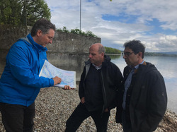 LEV-Geschäftsführer Doer erläutert Martin Hahn MdL und Staatssekretär Andre Baumann (rechts) das FFH-Schutzgebiet und die dortigen Schutzmaßnahmen am Tunauer Strand. Foto: K.-H. Lieber, Umweltministerium BW.