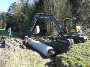 Im März 2025 wurden die beiden Krebssperren vom Bauhof der Stadt Tettnang und unter ökologischer Baubegleitung durch Ralf Haberbosch (links) eingebaut. Foto: D. Doer, LEV Bodenseekreis.