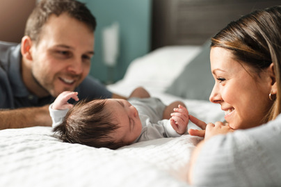 Glückliche Eltern mit kleinem Baby