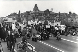 Notstandsdemonstration am 29. Mai 1968 in Konstanz: die Rheinbrücke wird blockiert (Foto: Stadtarchiv Konstanz, Z I Bildsammlung, Signatur: Z1.458, Foto: Heinz Finke)