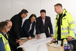 Die Besuchergruppe aus dem Bodenseekreis besichtigt die Baustelle der polnischen Kreisstraße 781 in Koniecpol. Am Tisch stehend (v.l.): Tobias Gähr (Straßenbauamt Bodenseekreis), Katharina Zlotos (Kreispartnerschafts-Beauftragte), Mariusz Dobrakowski (Straßenbauamt Tschenstochau), Jakub Żołyniak (Bauleiter). 