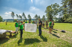 BUND-Projektleiterin Nadja Horic (vorne rechts) führt vor Ort in das Modellprojekt zum Biotopverbund in Stockach ein. Foto: T. Ackermann, Lichtemotionist.de.