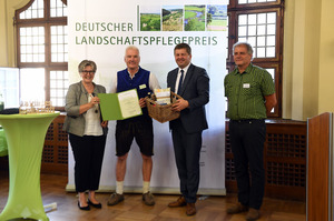 Preisverleihung im Juni in Lutherstadt Wittenberg (v.l.n.r.): DVL-Vorsitzende Maria Noichl MdEP, Preisträger Thomas Müller, Landwirtschaftsminister Sven Schulze, und Laudator Arne Fiedler. Foto: P. Roggenthin, DVL.