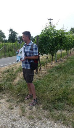 Thomas Ueber, Biotopverbund-Mitarbeiter des LEV, erklärt den Mitgliedern und Gästen die Bedeutung der Biotopverbundplanung und -maßnahmenumsetzung in allen Gemeinden des Bodenseekreises. Foto: D. Doer, LEV Bodenseekreis.