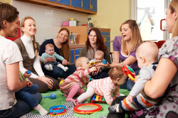 Gruppe mit Frauen und kleinen Kindern