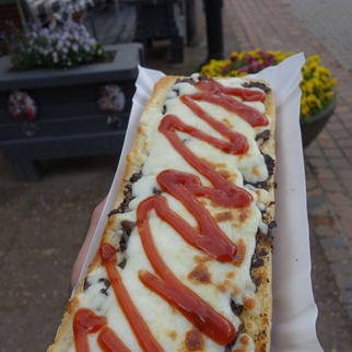 Berühmte „Zapiekanka“ - überbackene Baguette mit Champignons und Käse