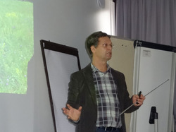 Der Referent Dr. Jochen Späth hatte viele interessante Details aus seiner 20-jährigen Erfahrung mit der Methode der Mähgut-Übertragung zu berichten. Foto: D. Doer Der Referent Dr. Jochen Späth hatte viele interessante Details aus seiner 20-jährigen Erfahrung mit der Methode der Mähgut-Übertragung zu berichten. Foto: D. Doer