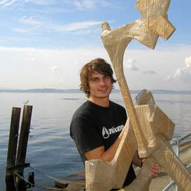 Teilnehmer an der Jungendkunstschule mit Holzskulptur